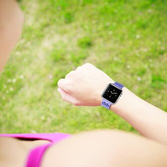 Bandje met gaatjes - Lavendel - Geschikt voor Apple Watch 38mm / 40mm / 41mm / 42mm